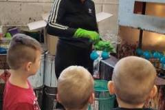 9. Wycieczka autokarowa na warsztaty dekorowania ozdób świątecznych do Fabryki Bombek w Piotrkowie Trybunalskim- oddział III, V