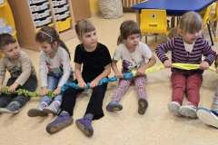 Starsi uczą młodszych - zajęcia koleżeńskie- oddział II, VI