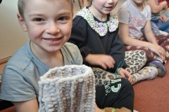 Wizyta braci Lili z Oddziału VI - zajęcia z szydełkowania