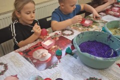 Wycieczka autokarowa na warsztaty dekorowania ozdób choinkowych do Fabryki Bombek w Piotrkowie Trybunalskim - oddział IV, VI