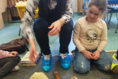 Zajęcia z mamą Kingi na temat paleontologii i dinozaurów oddział V