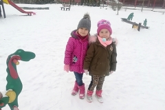 Zimowe zabawy na placu zabaw gr IV 