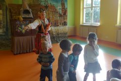 Teatrzyk z malowanej skrzyni